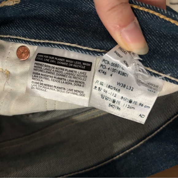 Dark Wash Men’s Levi’s size 38x32 - Picture 5 of 5